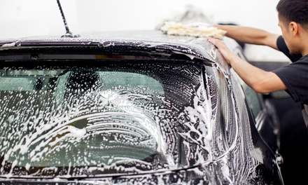 Lavado de coche interior y exterior con opción a limpieza de llantas y tapicería desde 14,95 € en Lo hacemos todo
